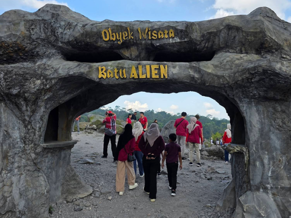 Batu alien jogja 0
