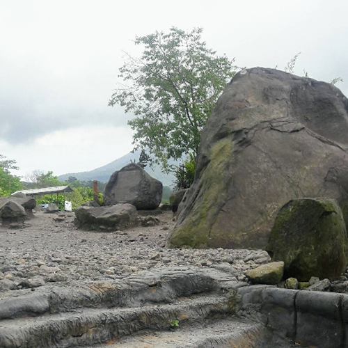 Batu alien merapi